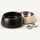 Comederos de acero para gatos sobre fondo claro