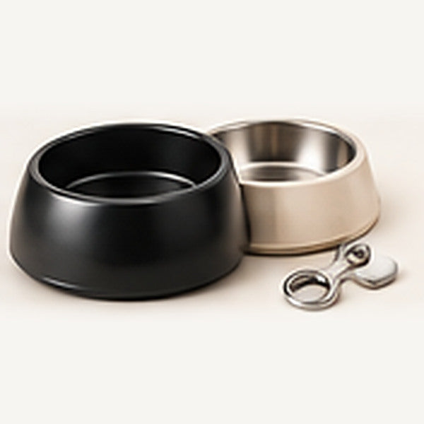 Comederos de acero para gatos sobre fondo claro