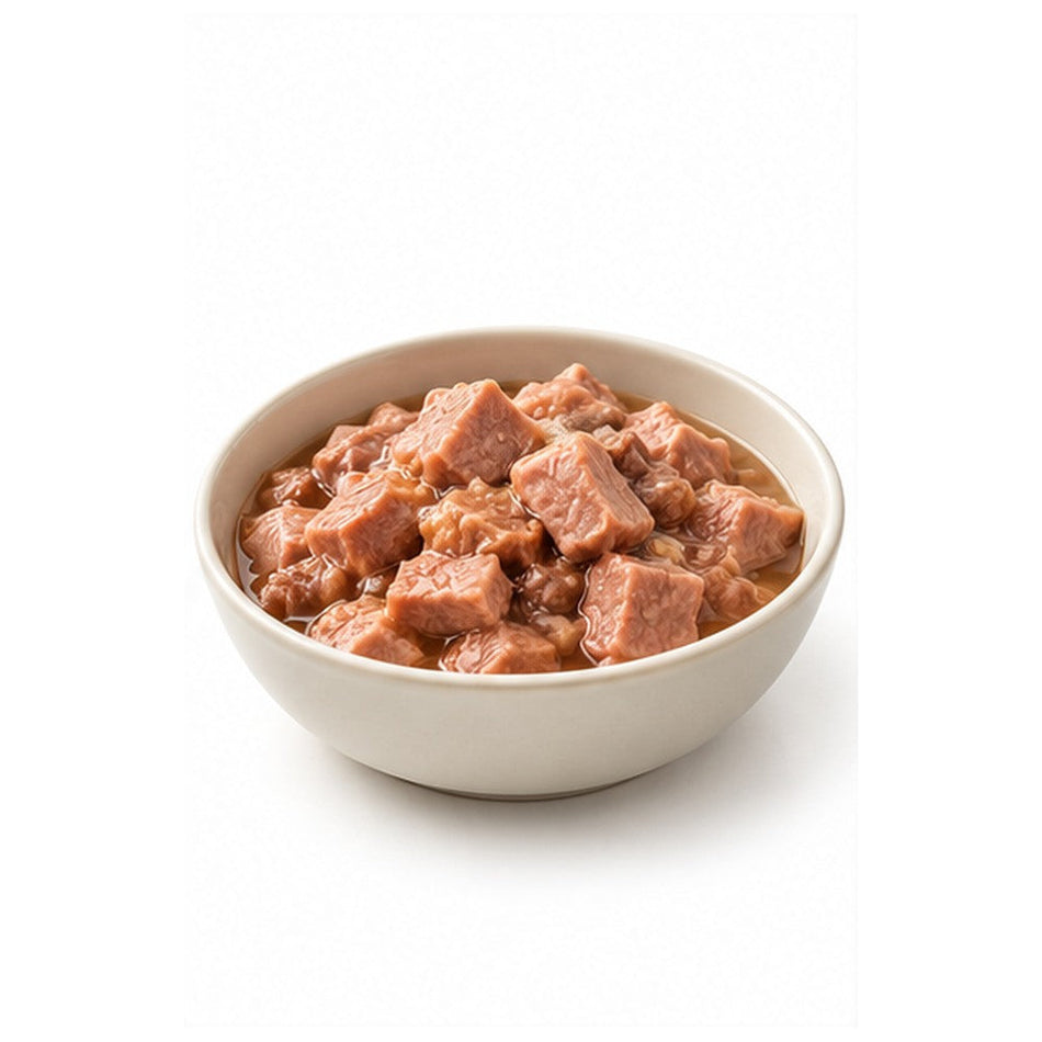 Comida húmeda para gatos con trozos de carne en un cuenco